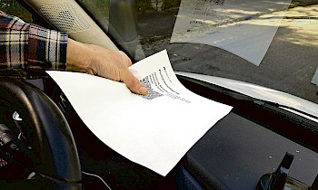 Il biglietto deve essere stampato su carta e può essere tagliato a misura e plastificato se si desidera.